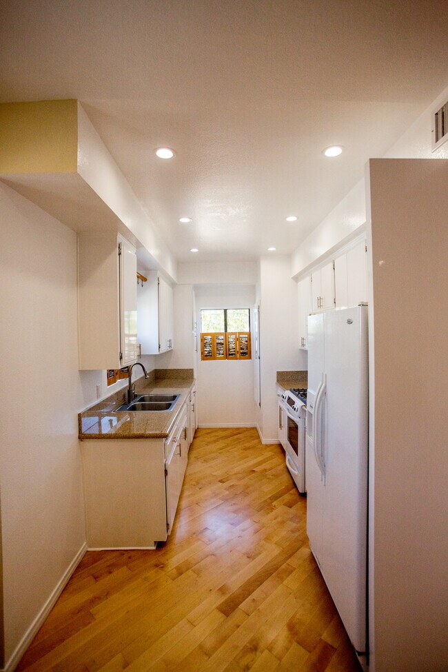 4106 McLaughlin Ave Unit 4, Los Angeles, CA 90066 Apartments in Los