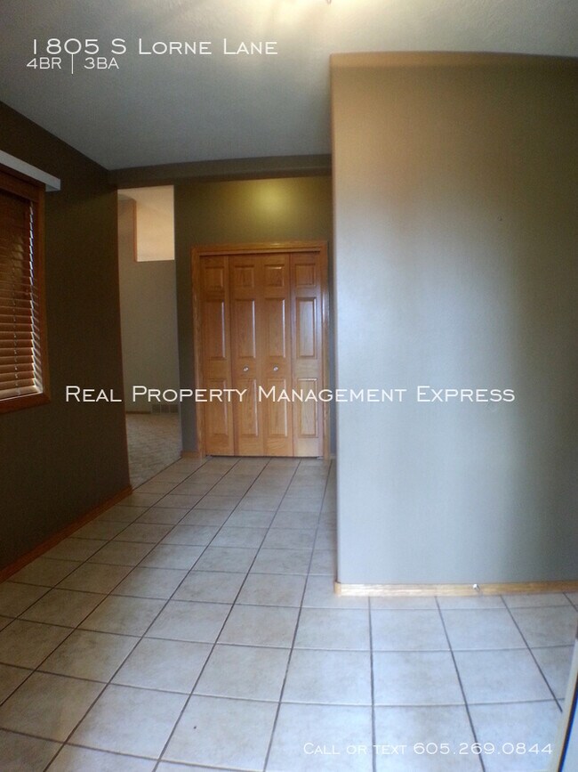 Building Photo - 1805 S Lorne Ln