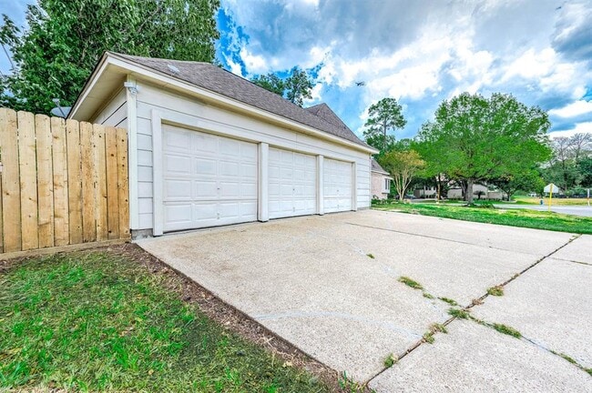 Building Photo - 18909 Walden Forest Dr