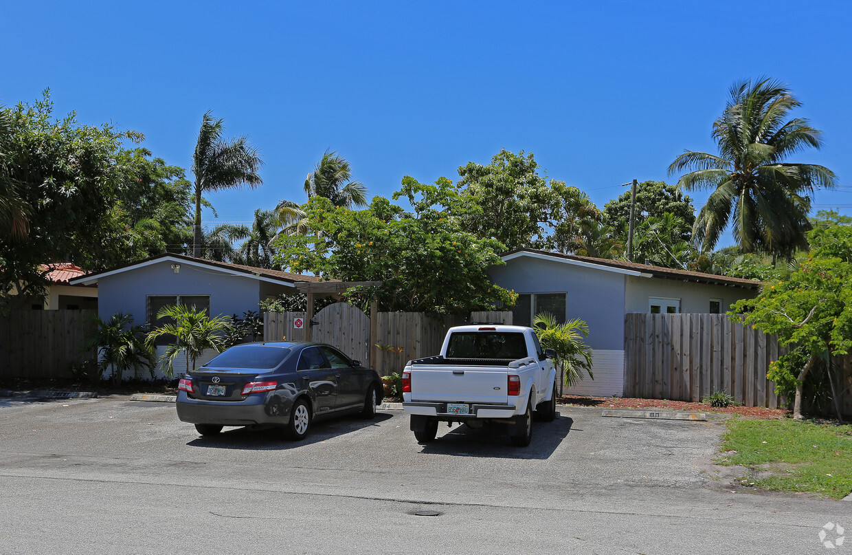 Building Photo - 1300 NE 14th Ct