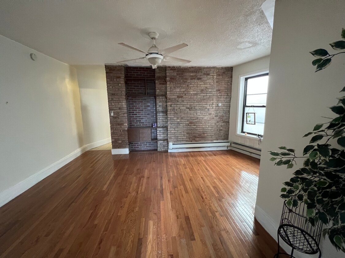 Primary Photo - 2126 Newtown Ave