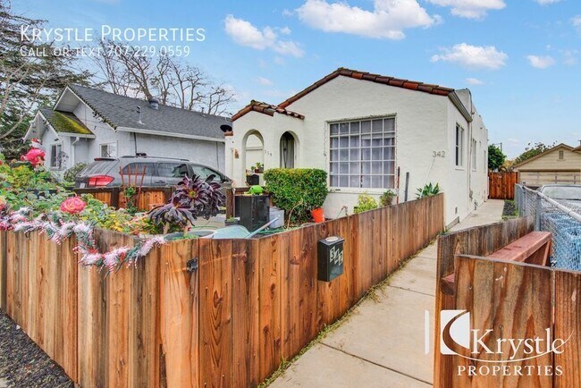 Building Photo - Gorgeous, newly built home with all new ap...