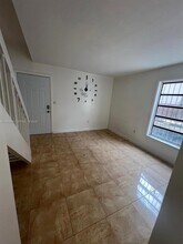 Building Photo - 1325 W 41st St