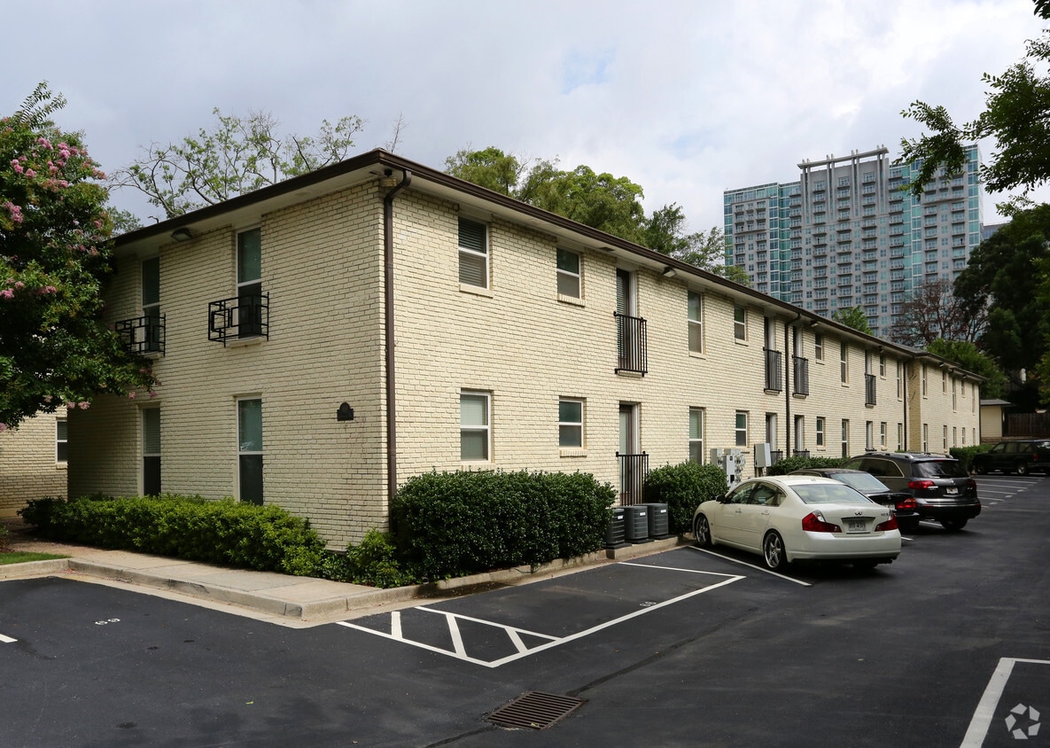 Primary Photo - Gateway Courtyard