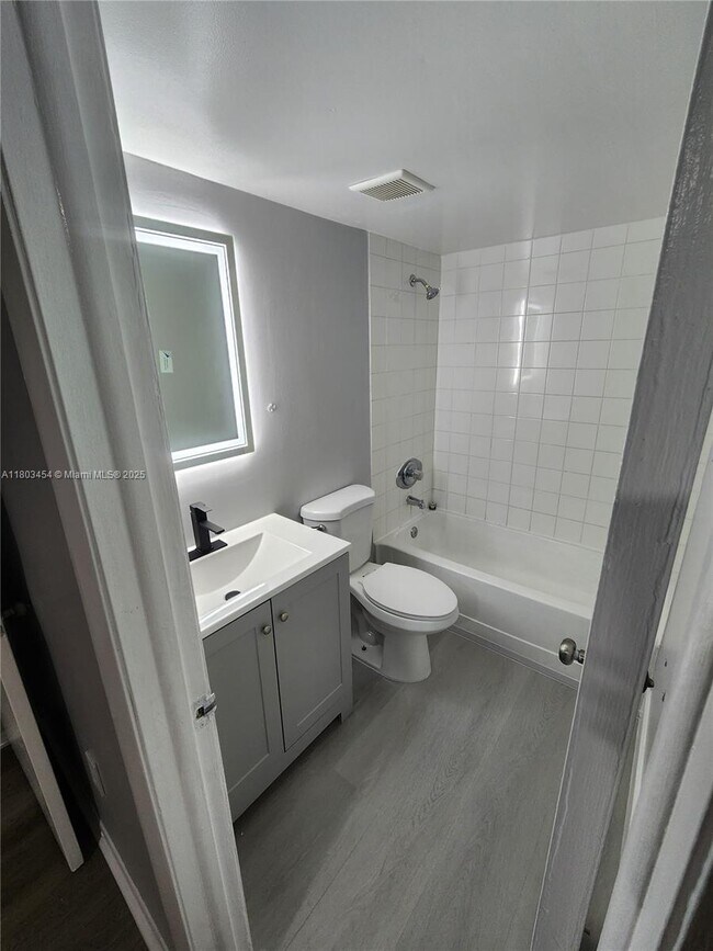 Foto del edificio - 8145 NW 7th St