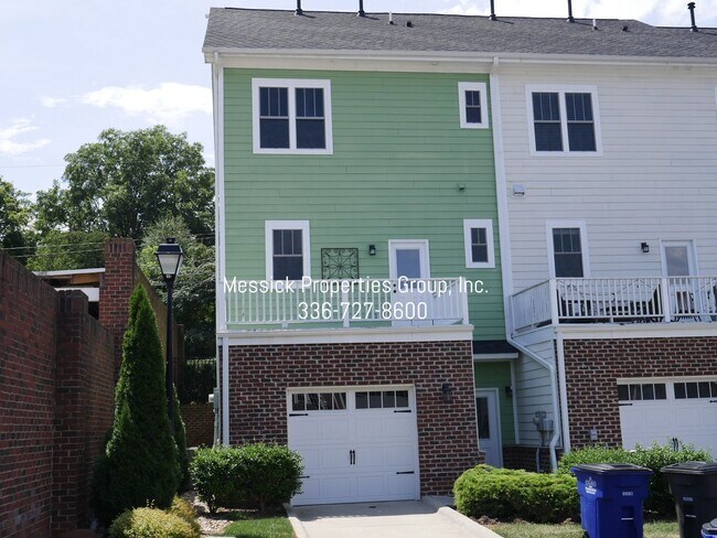 Foto del edificio - Old Salem Area!  Walk to Restaurants/Shops...