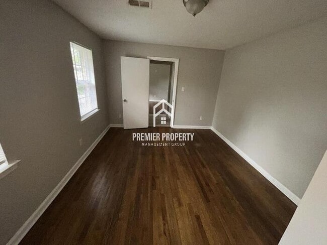 Building Photo - 4604 Deluth - Available Now!
