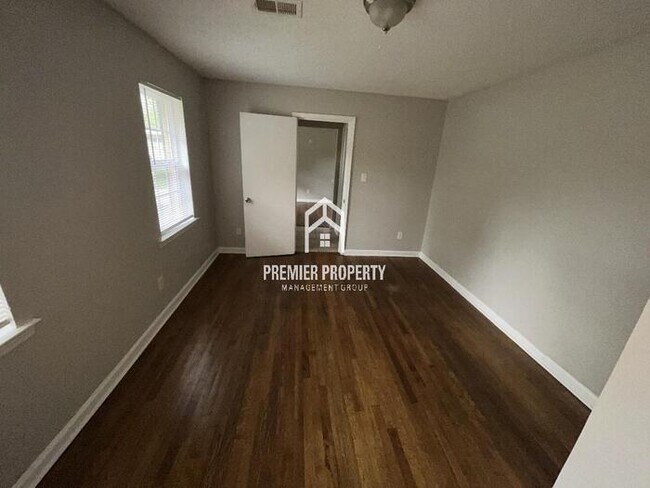 Foto del edificio - 4604 Deluth - Available Now!