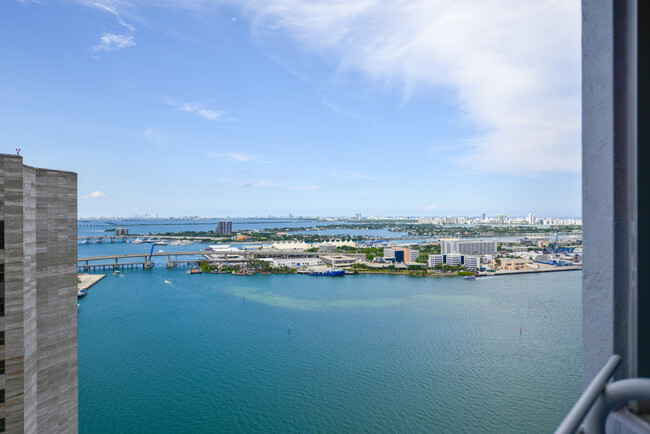 Foto del edificio - 335 S Biscayne Blvd