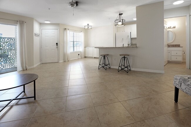 Building Photo - 2 Story 2 Bedroom Gem In Great Location Ne...