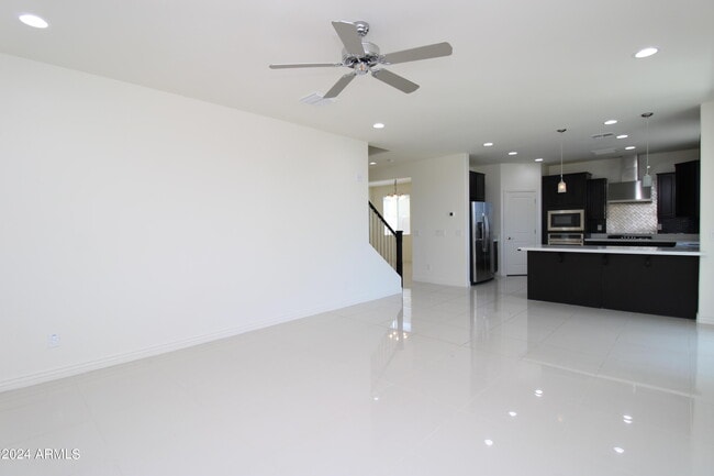 Building Photo - 541 E Balao Dr