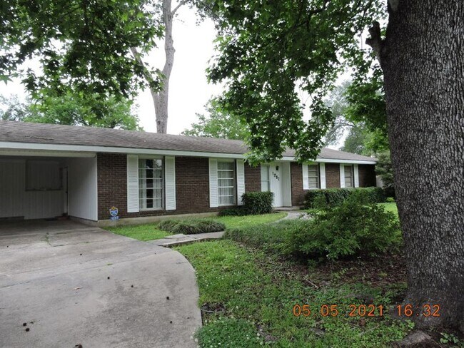 Foto del edificio - Magnolia Woods - Rodney Drive 3BR/2BA Home for Lease