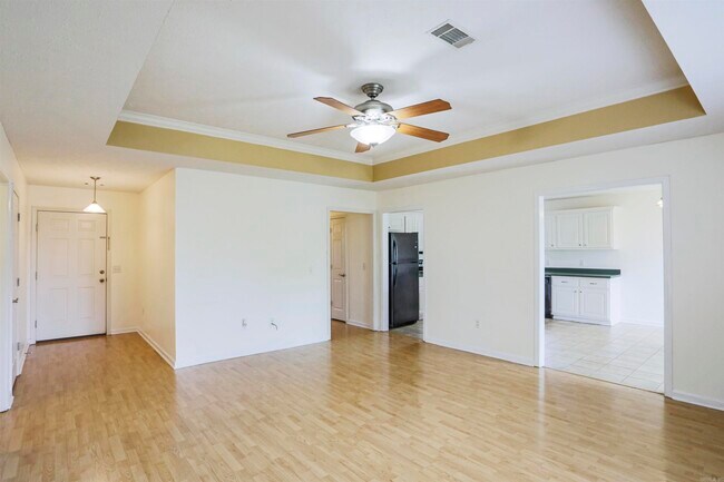 Building Photo - 2850 Makenzie Dr