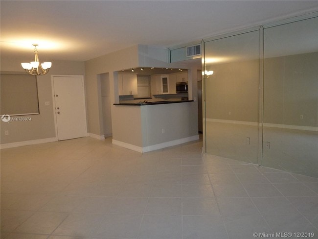 Foto del edificio - 491 Ives Dairy Rd