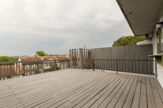 Foto del edificio - 3 bed, 2.5 bath Townhome, Amazing New Deck...