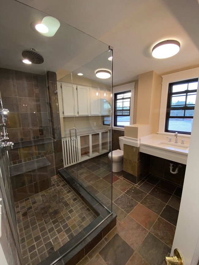 Building Photo - *Beautifully remodeled Historic 2 bed plus den Penthouse In Desirable Lowry Hill - Near Chain Of ...