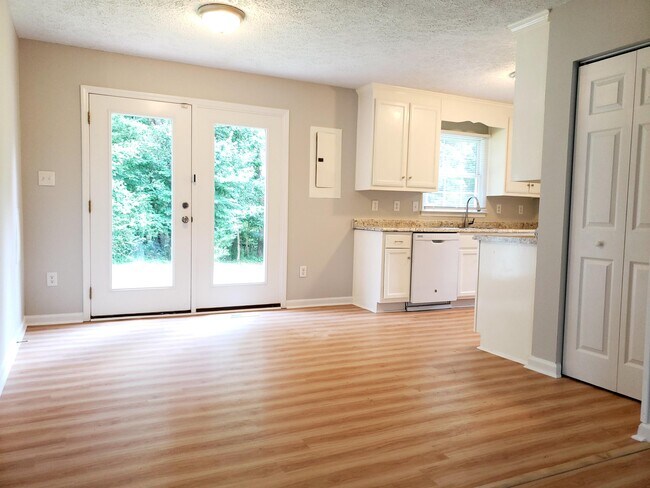 Building Photo - 308 Plaza Dr