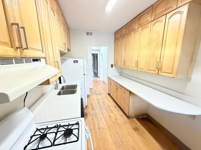 Foto del edificio - 5674 N Ridge Ave