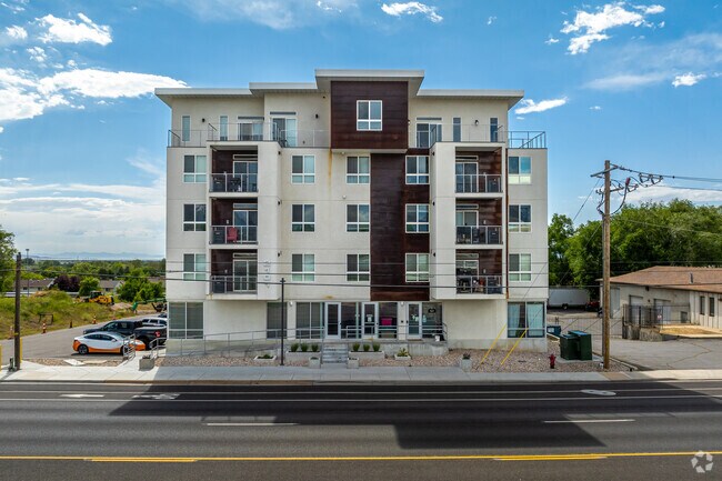 Edificio - 2101 N Main St