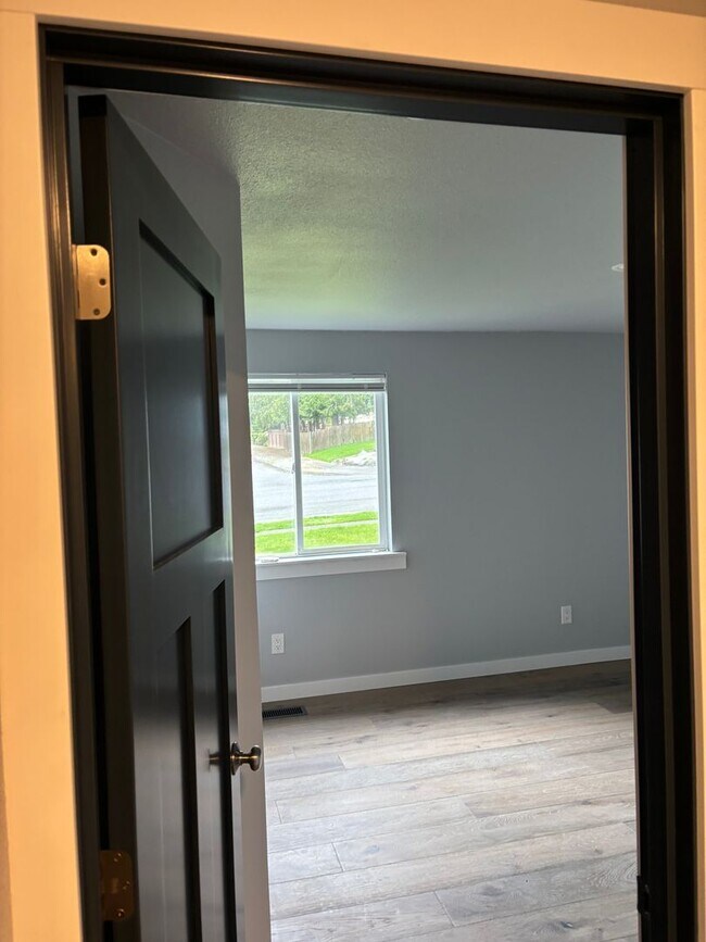 Foto del edificio - 3 Bed Home with Yard, Garage + In-Unit W/D