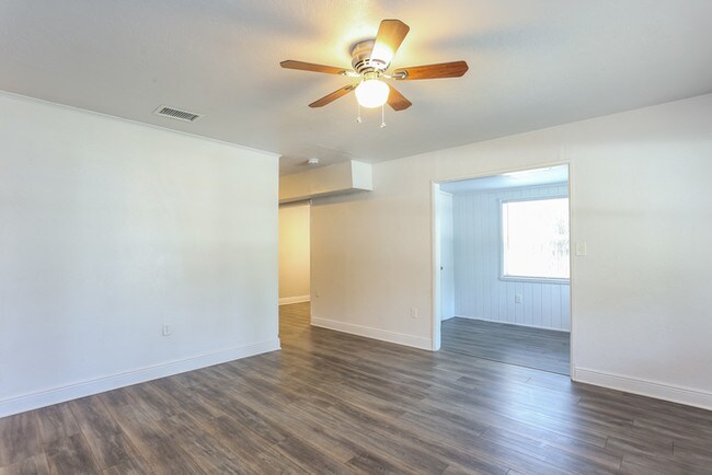 Building Photo - Leasing Move-in Ready 3BR 1.5BA home!