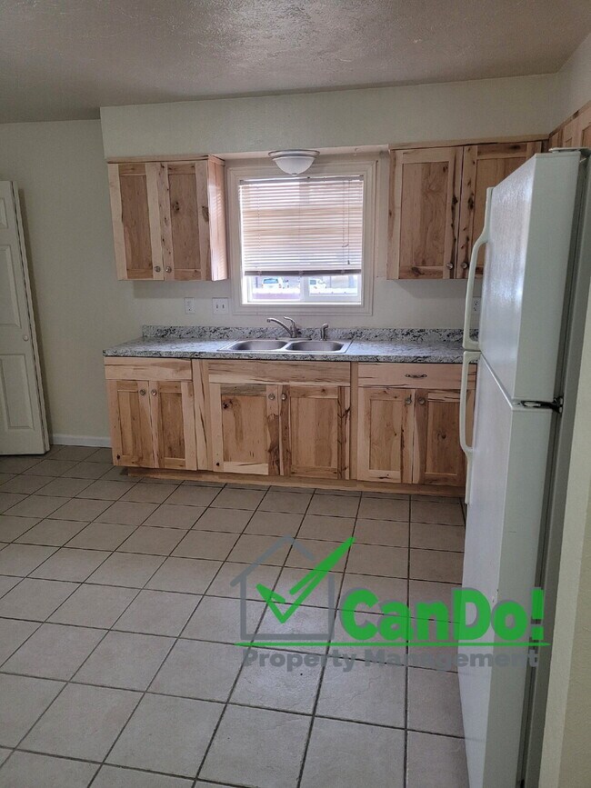 Building Photo - Updated 3 bedroom, 1 bathroom apartment in...