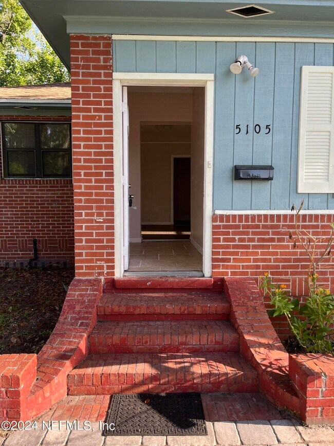 Foto del edificio - 5105 Hollycrest Dr