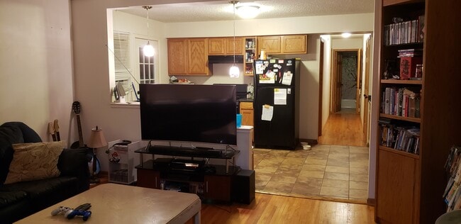 Cocina grande con comedor - 574 37th Ave NE