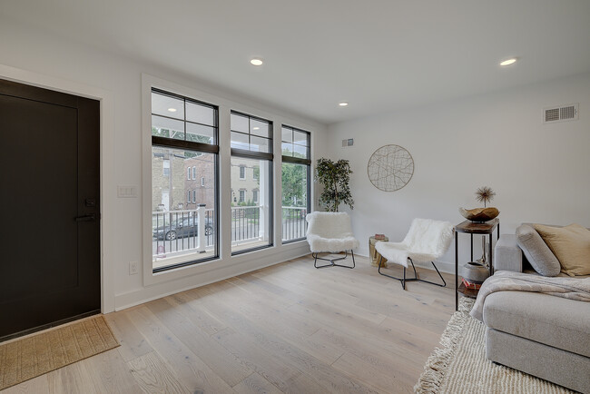1.° piso - 69 Mission St