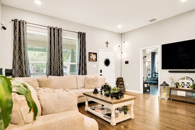 Foto del edificio - 1038 W Mistletoe Ave