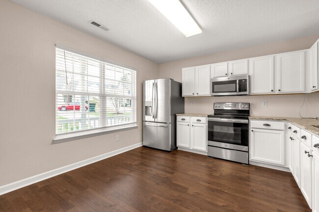 Building Photo - Clover home: 3 bedrooms, 2.5 bathrooms