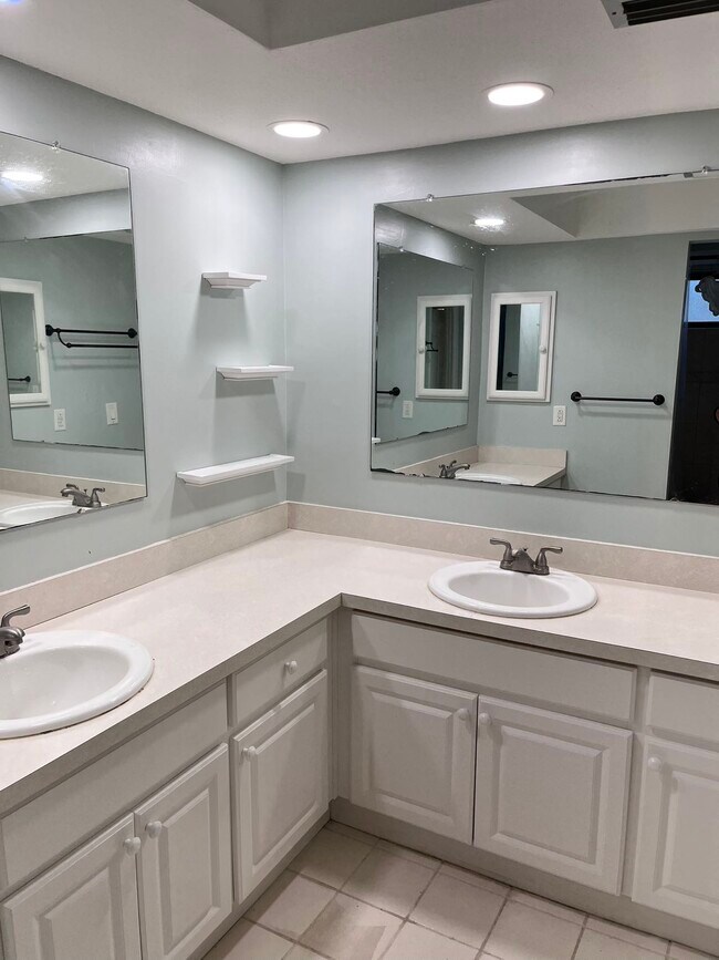 Building Photo - 835 Winding Oaks Dr