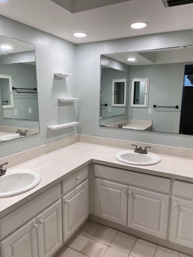 Building Photo - 835 Winding Oaks Dr