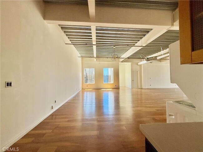 Foto del edificio - 312 W 5th St