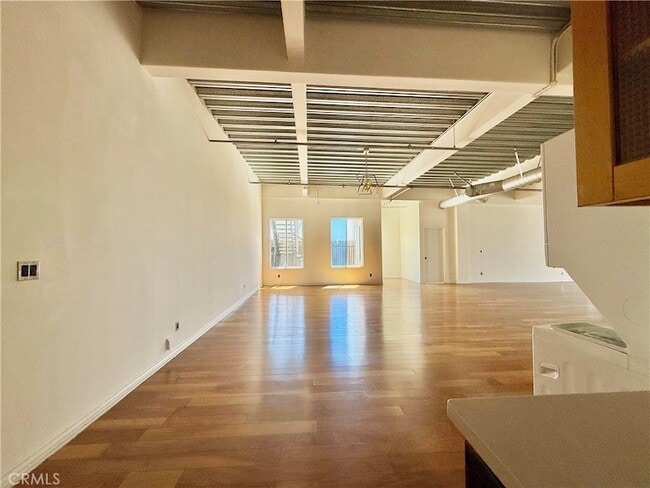 Building Photo - 312 W 5th St