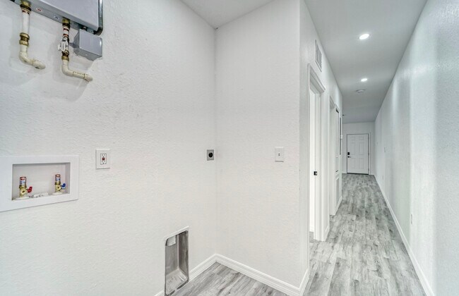Building Photo - 739 Pineville Ln