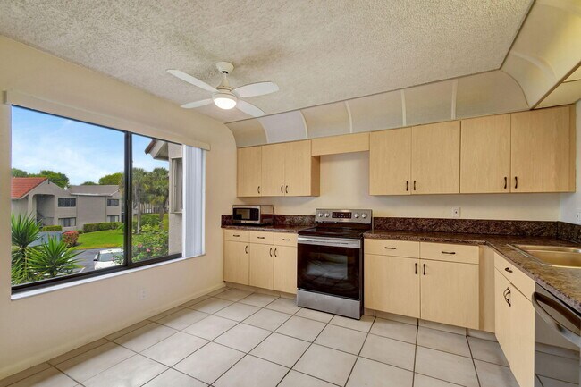 Building Photo - 5519 Fairway Park Dr