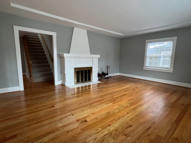 Building Photo - Attractive and Spacious 4 Bedroom 3 Bath R...