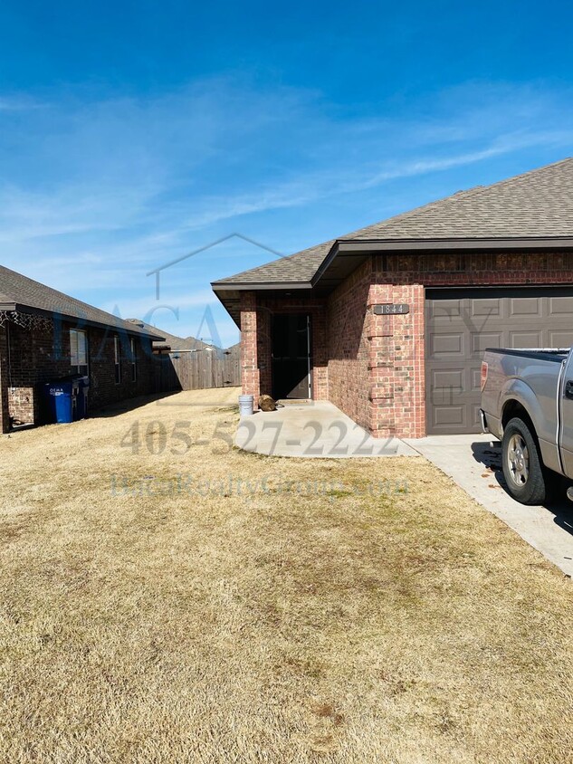 Primary Photo - 3br 2ba duplex with 2 car garage!