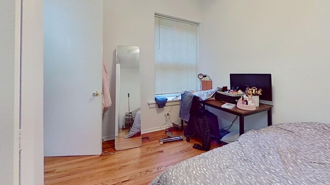 Foto del edificio - Raised First Floor East Lakeview One Bedroom