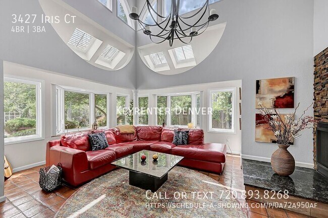 Foto del edificio - 4-Bed Home with Stunning Views, Decks, and...