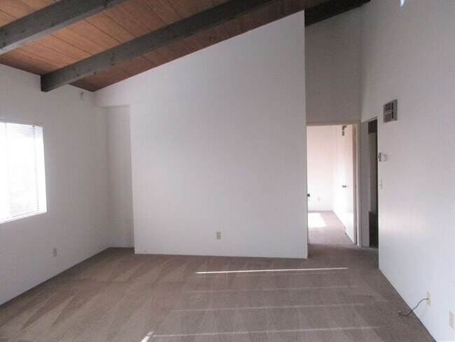 Foto del edificio - Villas West 2 Bedroom Condo - Available La...