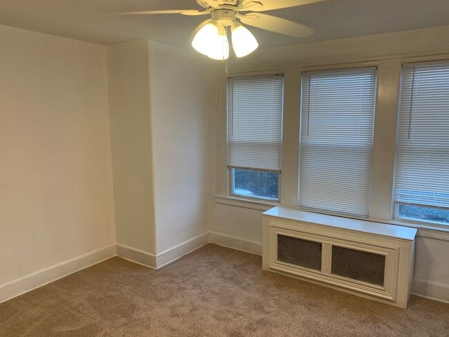 Building Photo - PHA house ONLY 3 bed 1 bath
