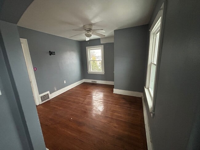 Building Photo - 2 BR/1.5 BA