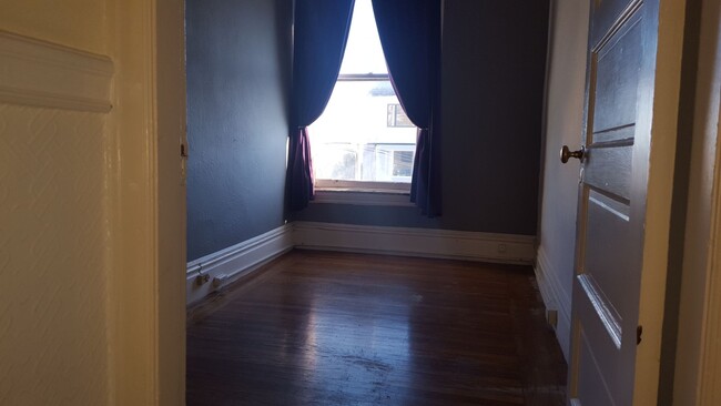 Building Photo - Lovely apartment with two bedrooms plus. G...