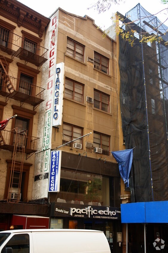 Foto del edificio - 242 W 56th St