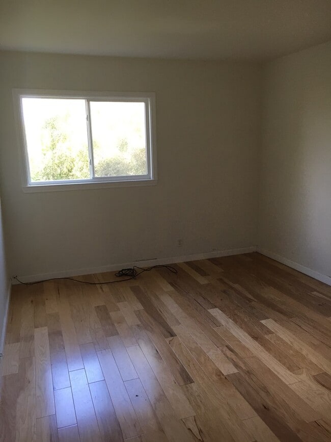 Building Photo - 135 Flame Dr