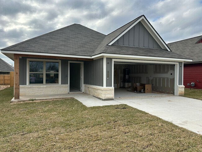Building Photo - Navasota - NEW BUILD -3 bedrooms / 2 bath ...