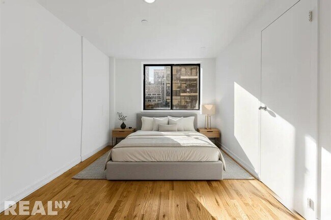 Foto del edificio - 394 E 8th St