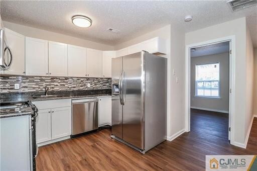 Foto del edificio - 59 Inverness Dr